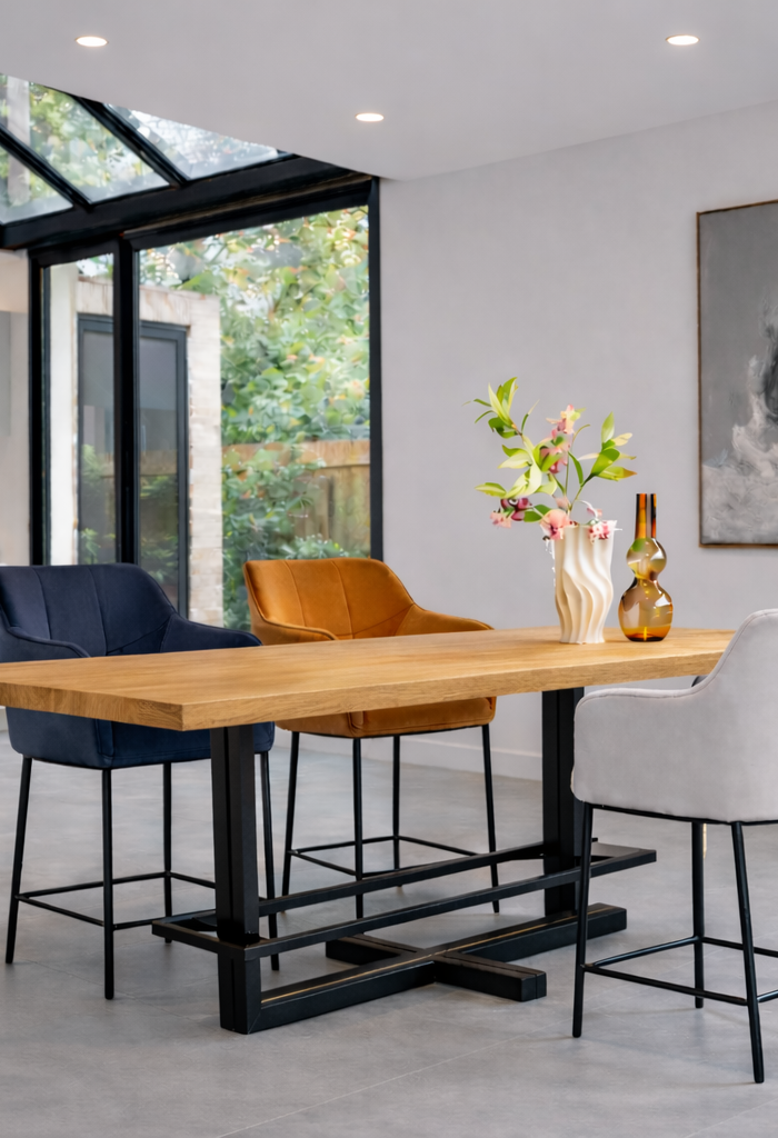 <h2><strong>Sturdy custom oak bar table</strong></h2>